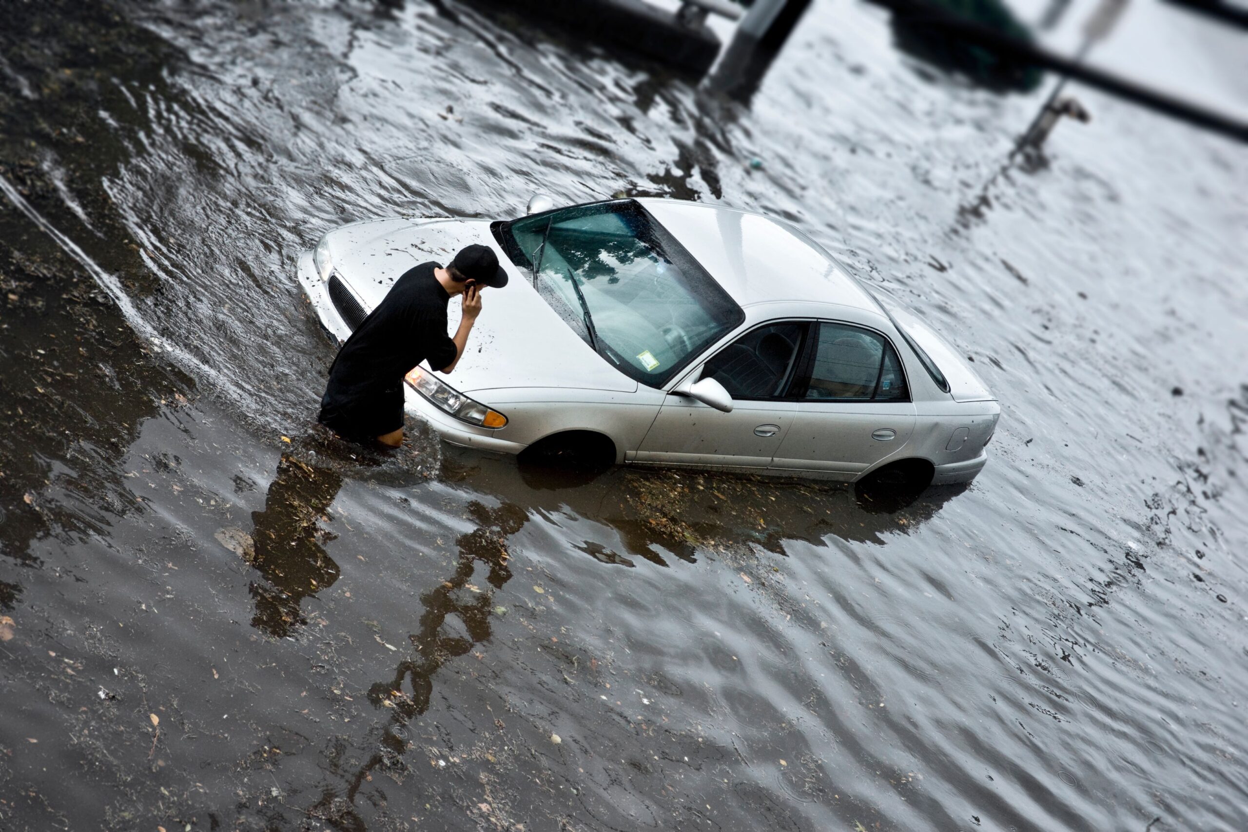 Seguros y lluvia: ¿Qué hago si mi auto se inunda? -