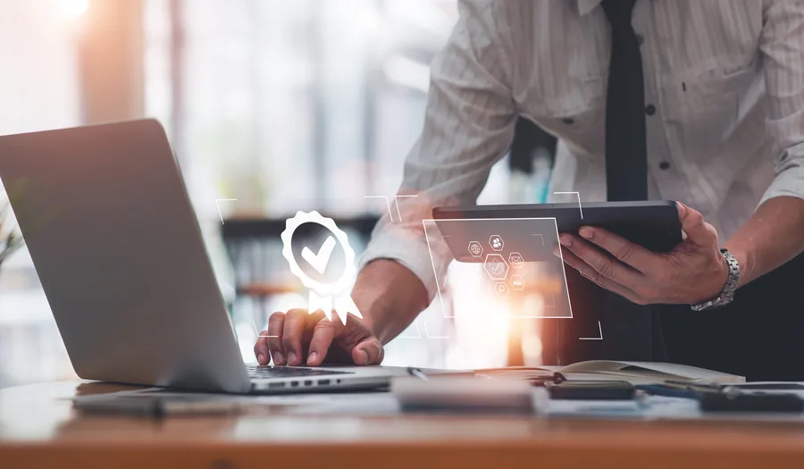 Profesional gestionando su empresa desde el computador